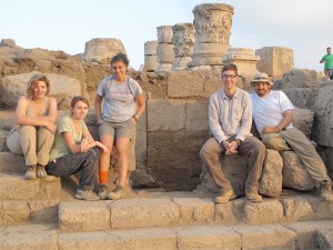 2014 Hellman Fellow Ben Rubin (assistant classics professor) with Williams students at Omrit archaelogical site